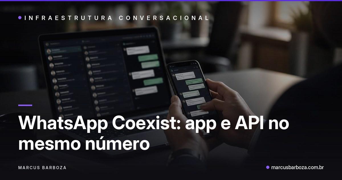 Capa editorial: empresário respondendo no celular enquanto um notebook exibe o painel de atendimento com o mesmo número, ao lado do título "WhatsApp Coexist: app e API no mesmo número"